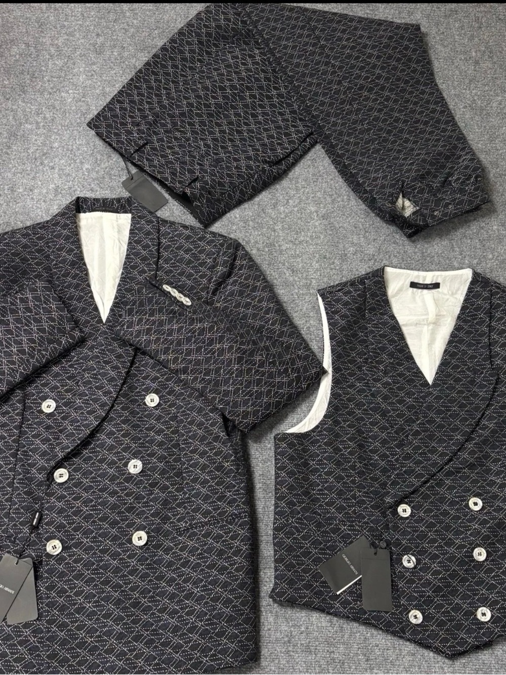 Giorgio Armani Men’s RARE 3 Piece Suit Sz 52R Blazer-vest-pants NWT